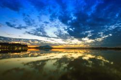 开云体育登录-极速狂飙与统治级表现，赛道与球场上的双重震撼