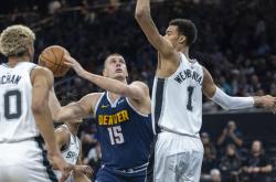 开云体育app-关于美国男篮鏖战黄蜂，锡安完成帽子戏法的信息