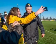 关于西班牙轻取意大利，哈兰德完成帽子戏法的信息