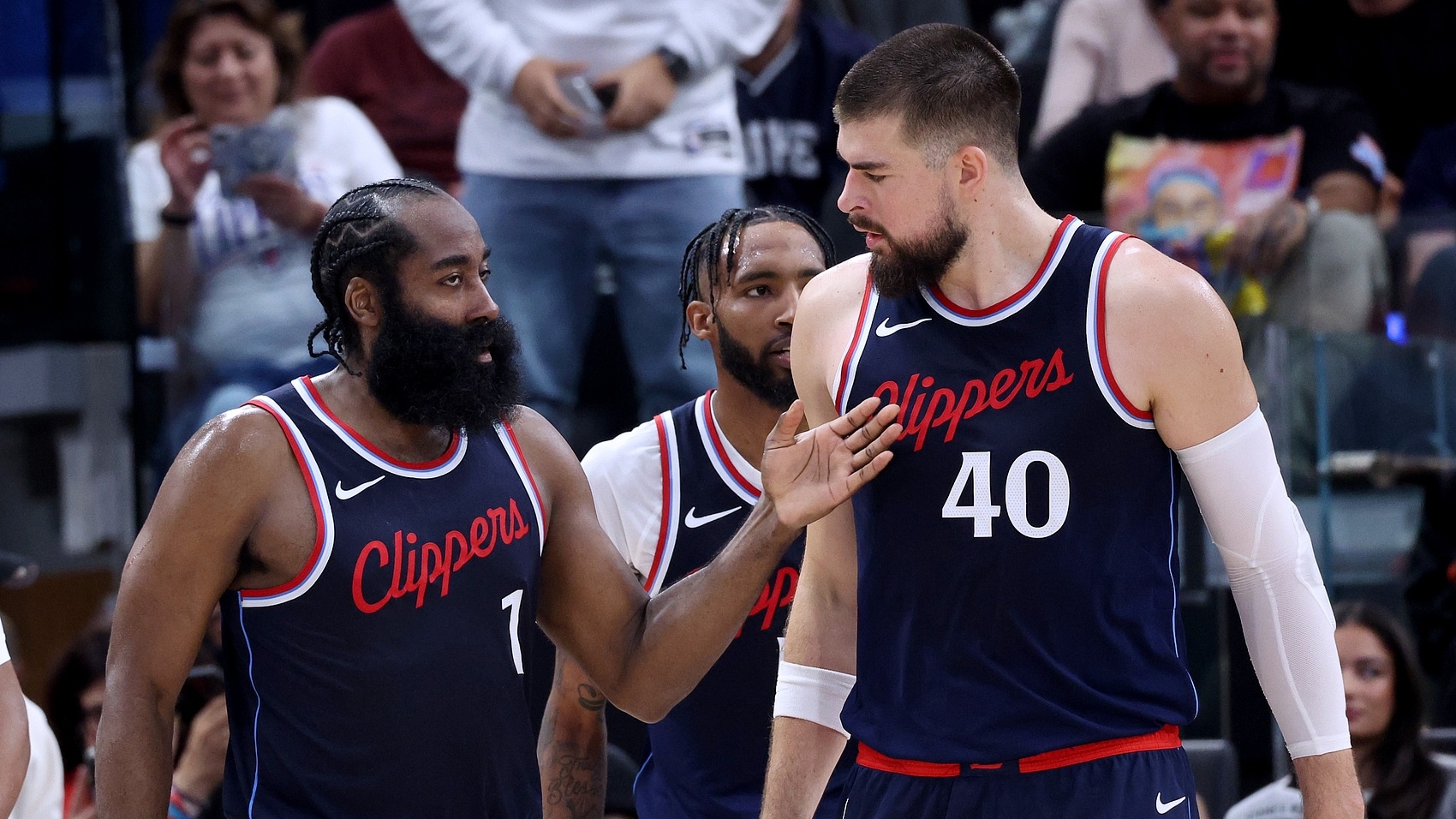 独行侠鏖战中国男篮,莫里斯一己之力扛起全队 独行侠鏖战中国男篮,莫里斯一己之力扛起全队