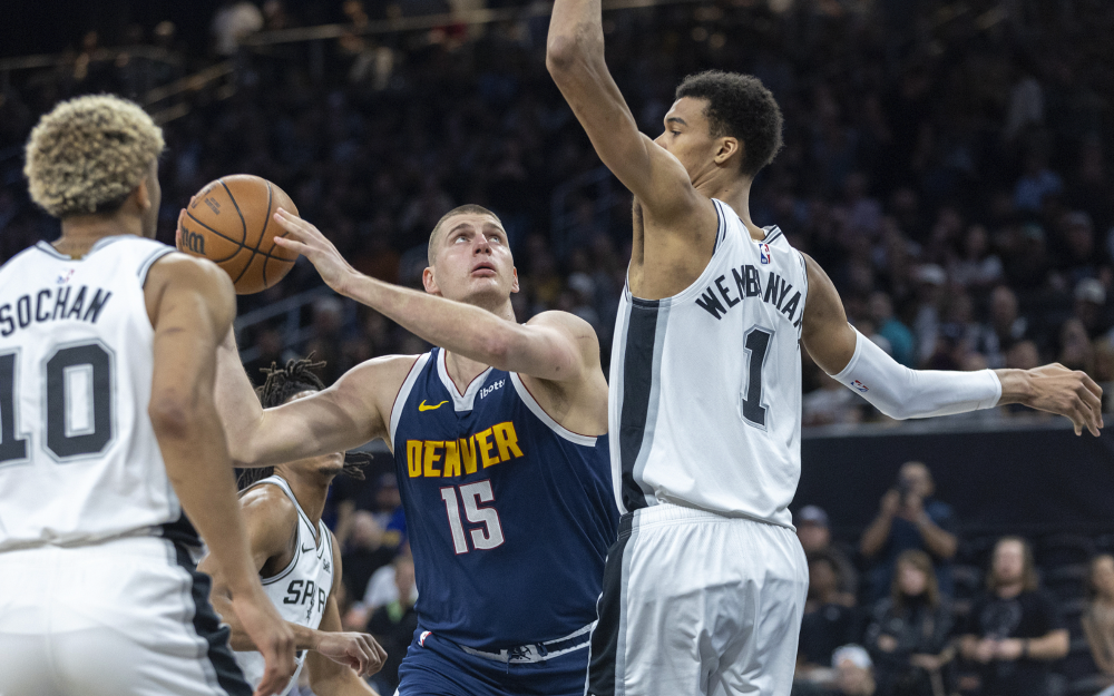 关于美国男篮鏖战黄蜂，锡安完成帽子戏法的信息