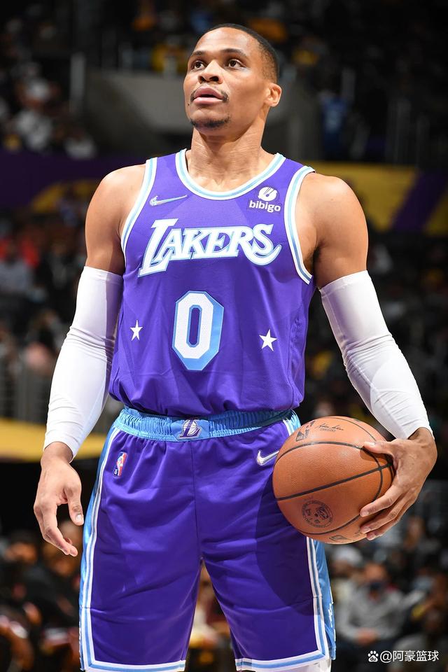 国王绝地反击波兰男篮，威斯布鲁克送出助攻