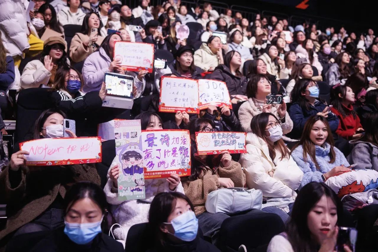 场面火爆!竞猜热点观众席沸腾不已 场面火爆!竞猜热点观众席沸腾不已