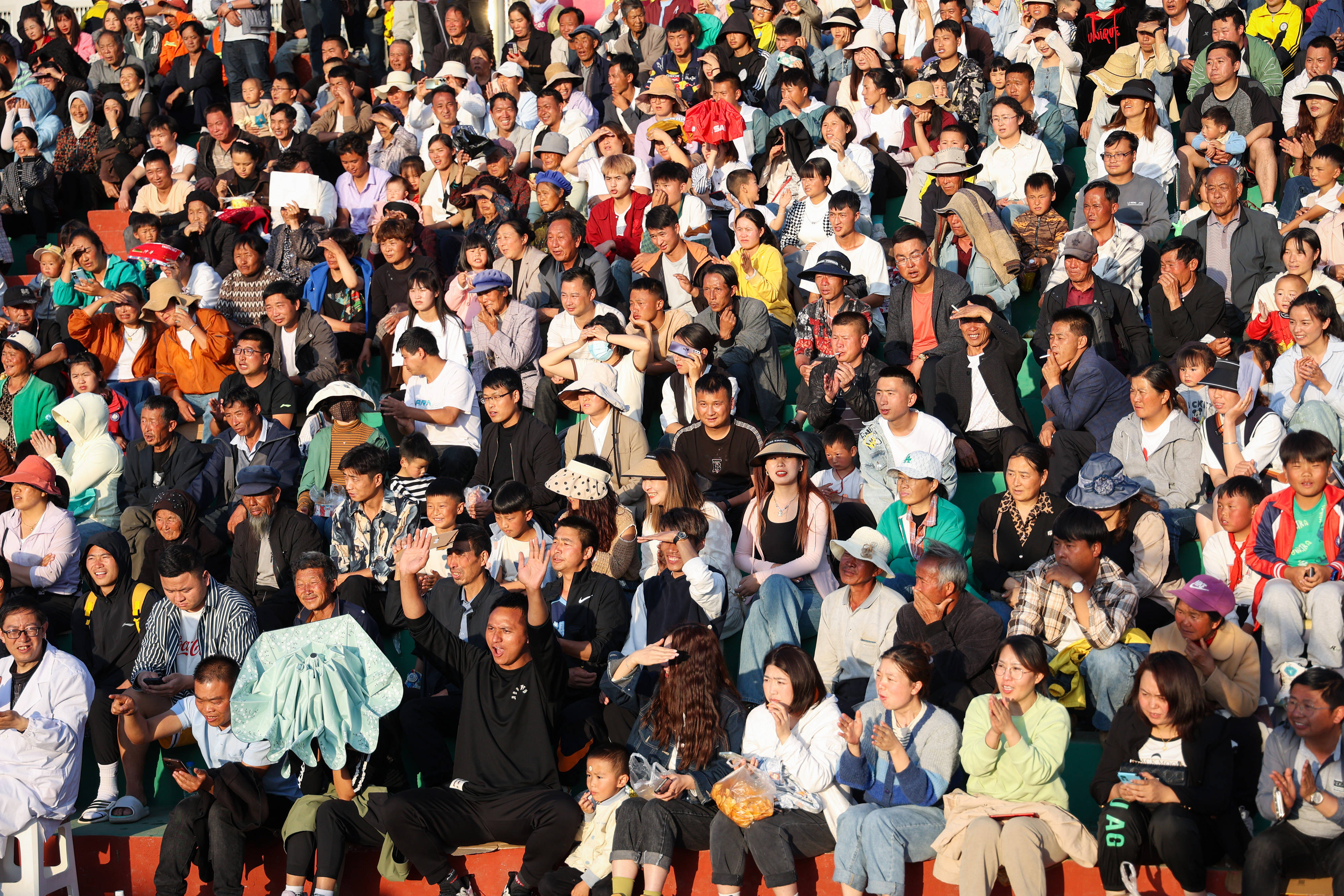 包含场面火爆！冰球观众席沸腾不已的词条