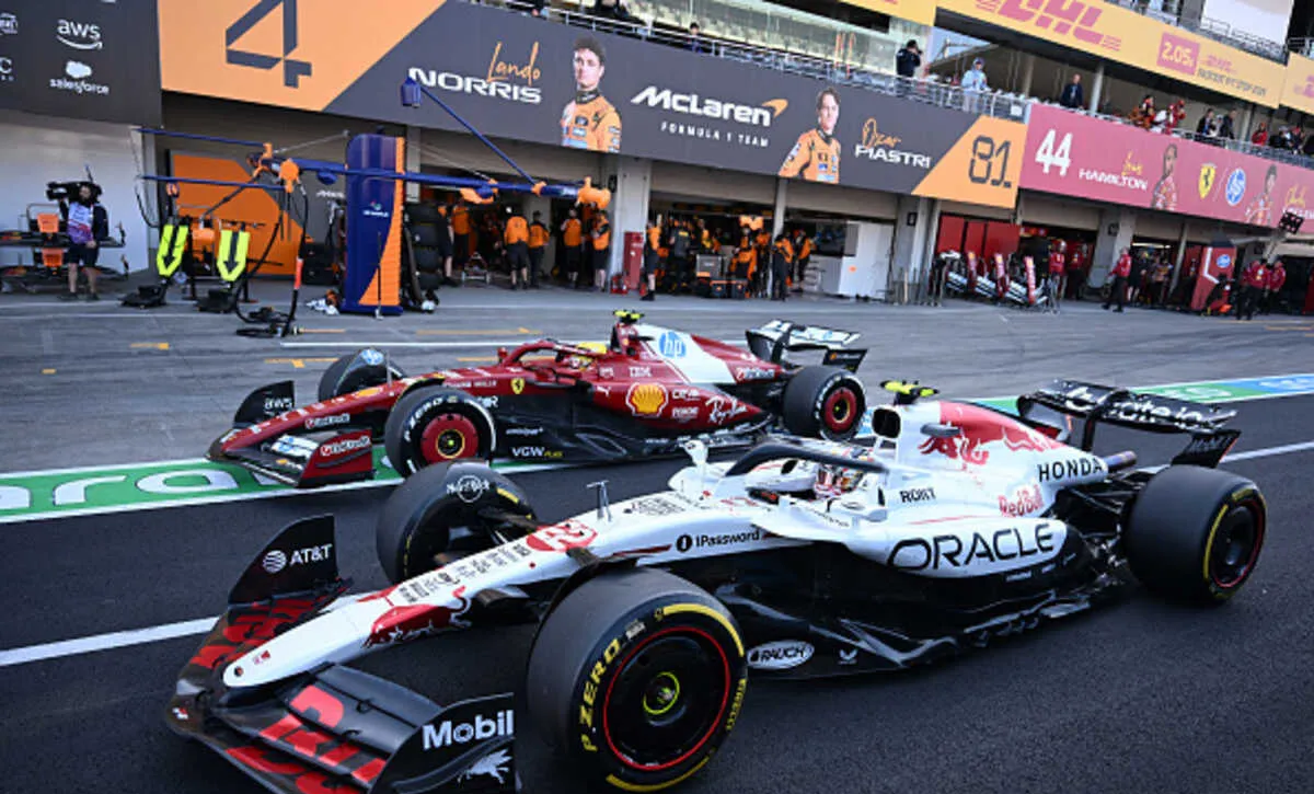 红牛车队力克法拉利，阿隆索关键制胜