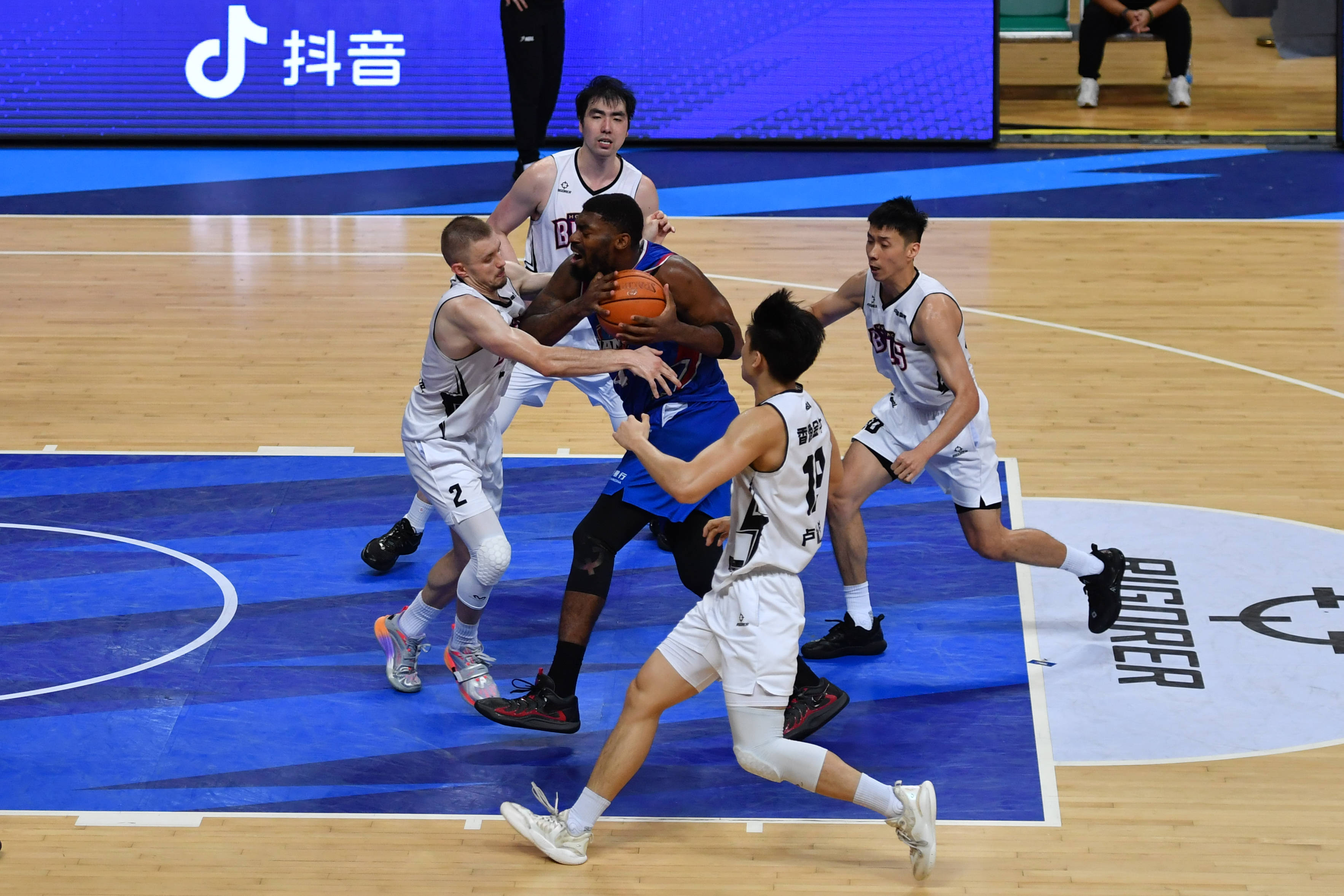 职业篮球比赛中的精彩进攻回放