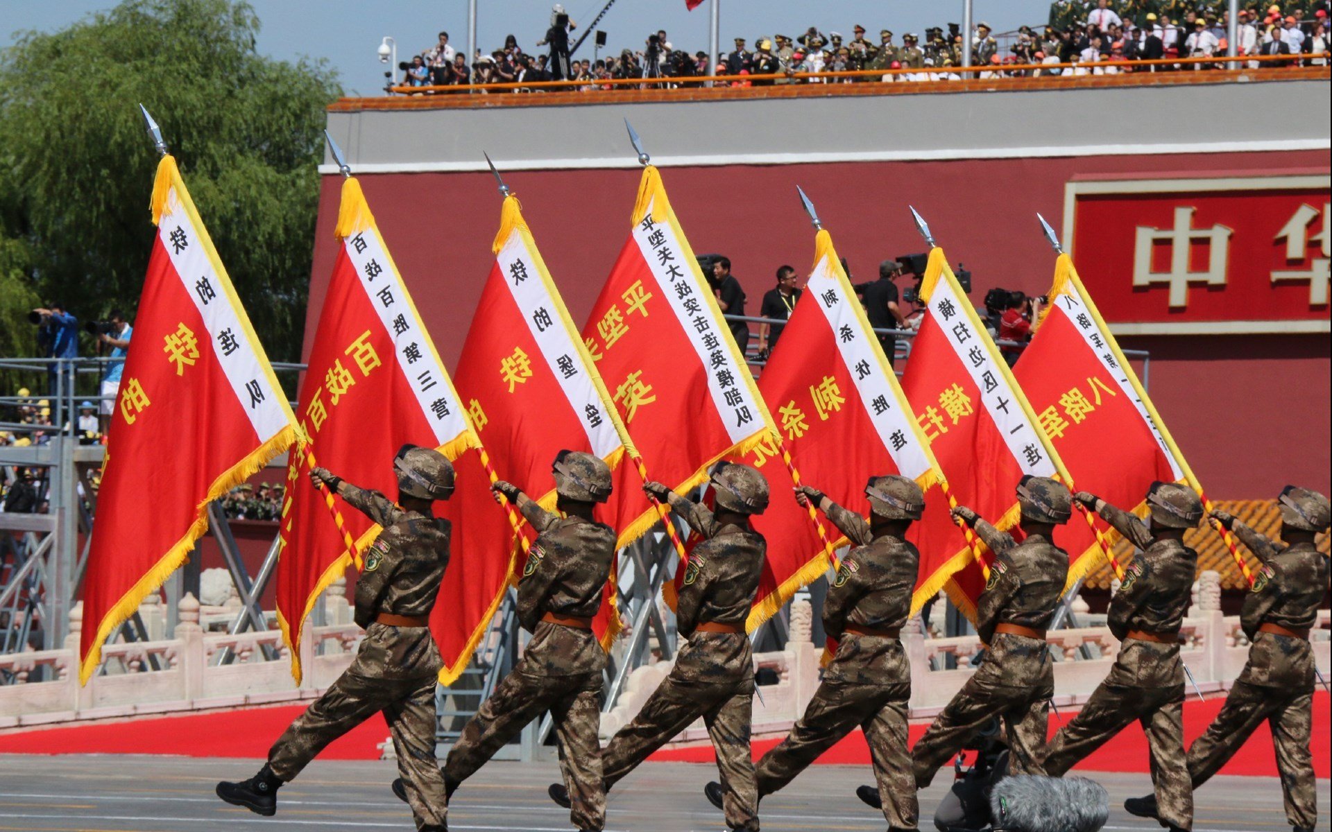 门神壁垒,拉亚六次神扑改写历史,巴黎让德国足球痛饮新愁